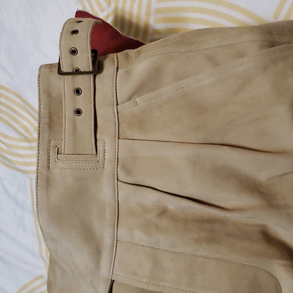 Suede pleated shorts with cuffed  bottom. - Picture 8 of 10